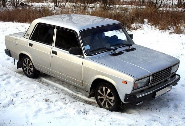 Автомобиль белый